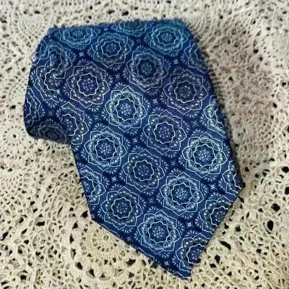 Oak Hill Premium 100% silk tie